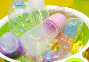 Pentingnya Memilih Botol Susu yang Aman: Kontroversi dan Tindakan Hukum Terhadap Botol Susu yang Mengandung Mikroplastik